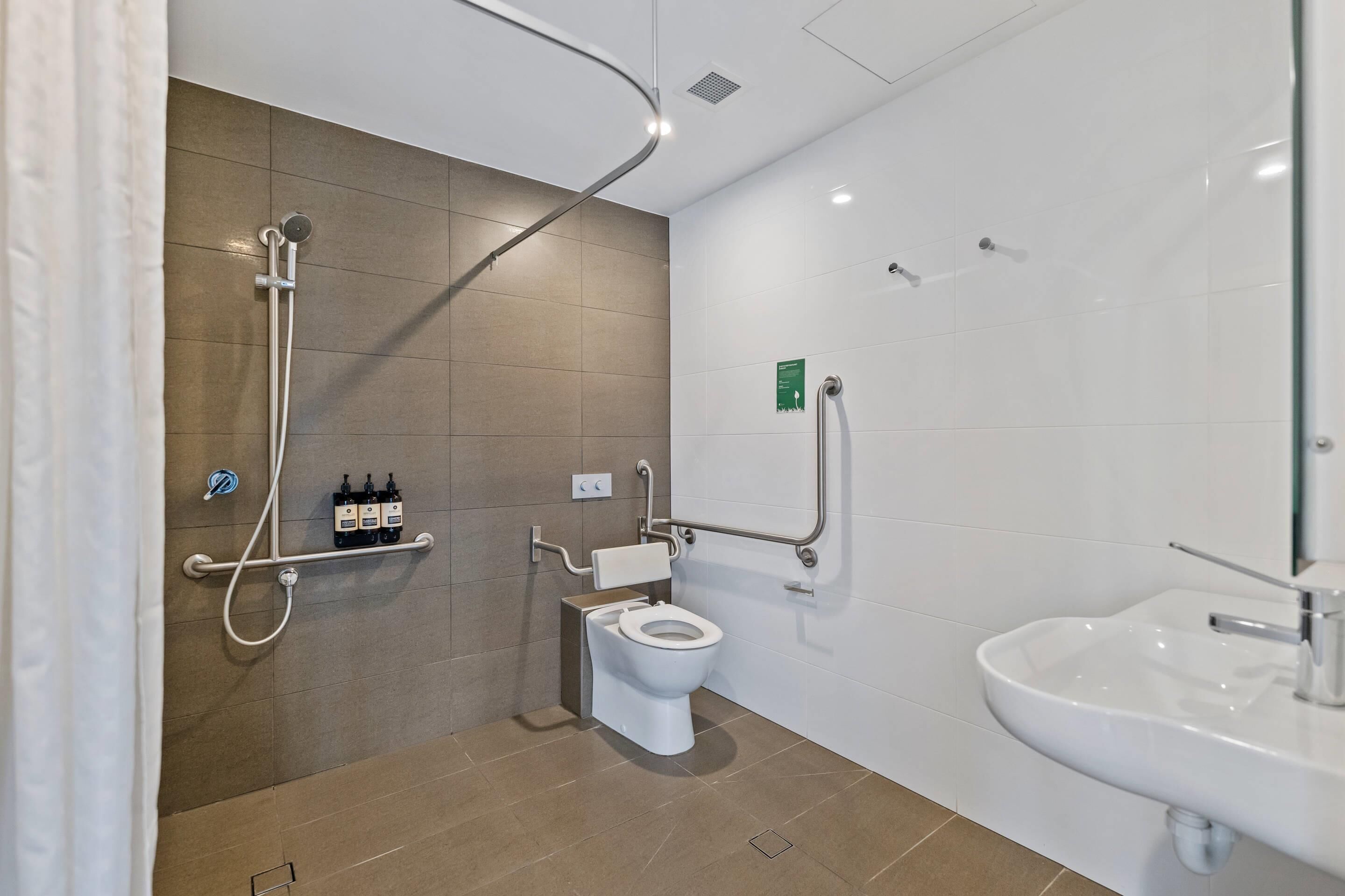 Ein modernes Badezimmer mit Dusche, Toilette und Waschbecken.