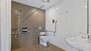 Ein modernes Badezimmer mit Dusche, Toilette und Waschbecken.