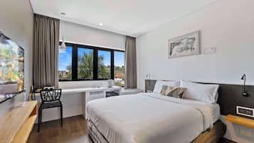 Standard Room, 1 Queen Bed, Non Smoking | In-room safe, desk, blackout drapes, soundproofing