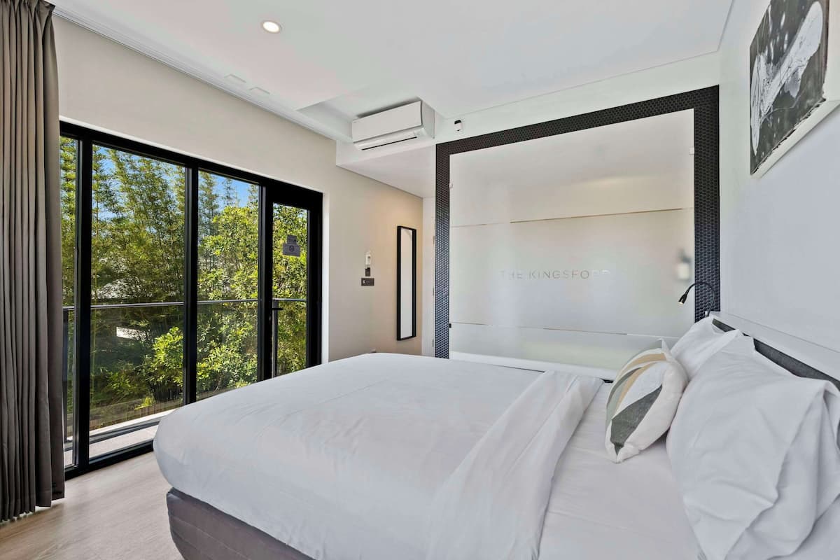 standard room, 1 queen bed, non smoking, balcony | in-room safe, desk, blackout curtains, soundproofing