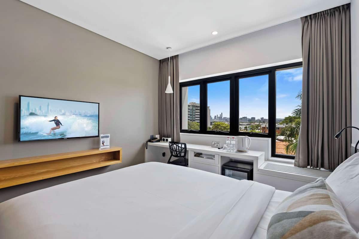 standard room, 1 queen bed, non smoking | in-room safe, desk, blackout curtains, soundproofing