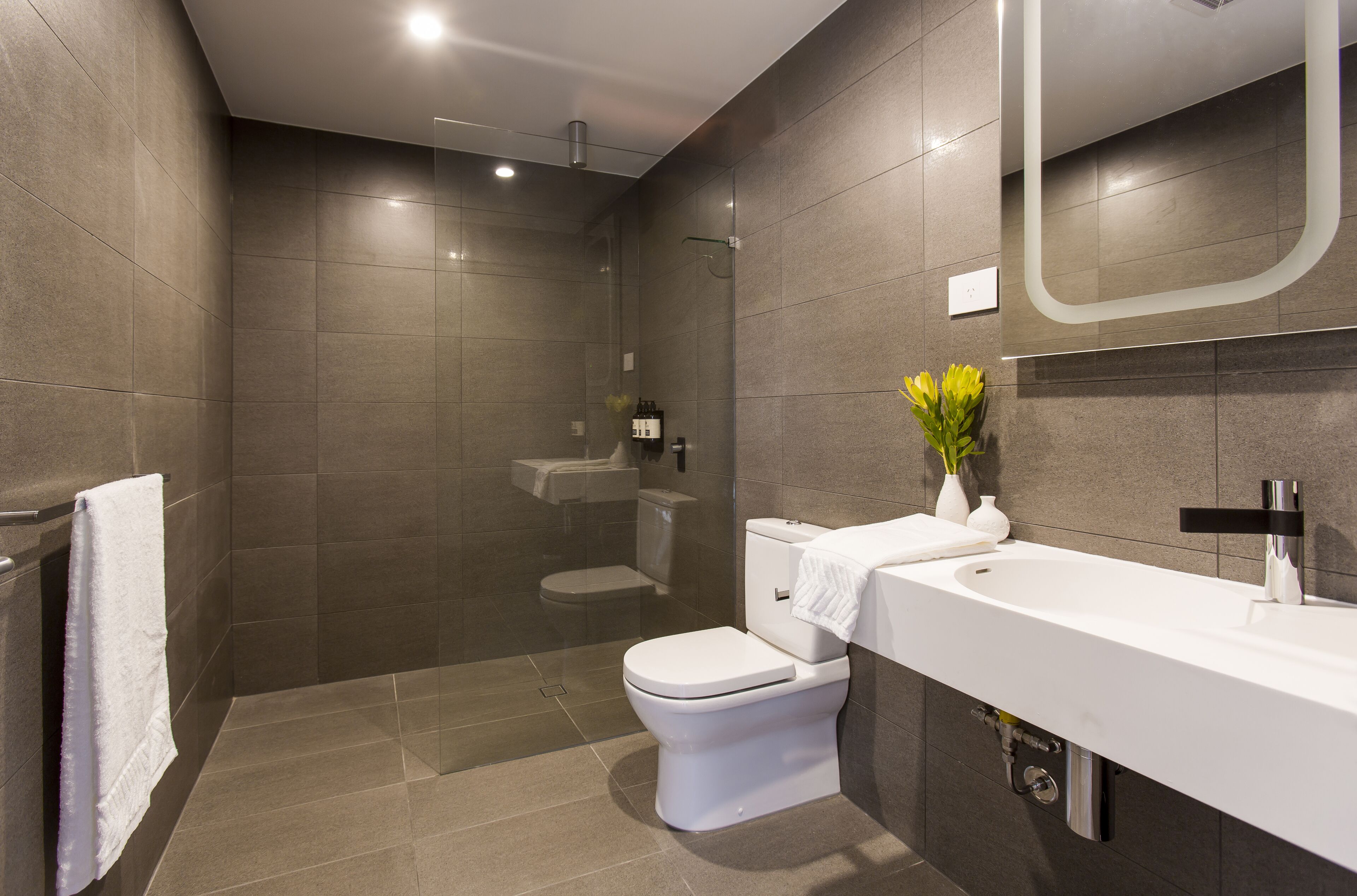 executive suite, 1 king bed, non smoking | bathroom | hair dryer, slippers, towels