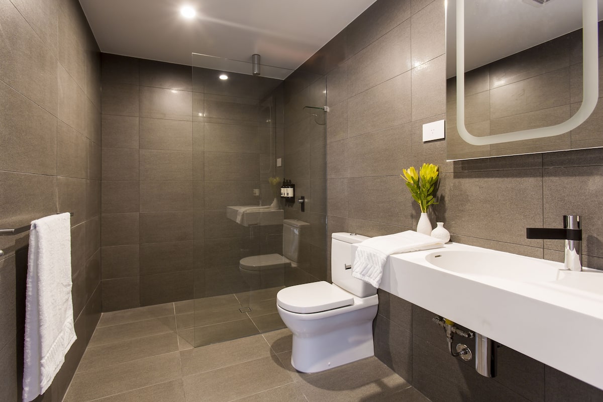 executive suite, 1 king bed, non smoking | bathroom | hair dryer, slippers, towels