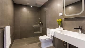 Suite Exécutive, 1 trÚs grand lit, non-fumeurs | Salle de bain | SÚche-cheveux, serviettes fournies