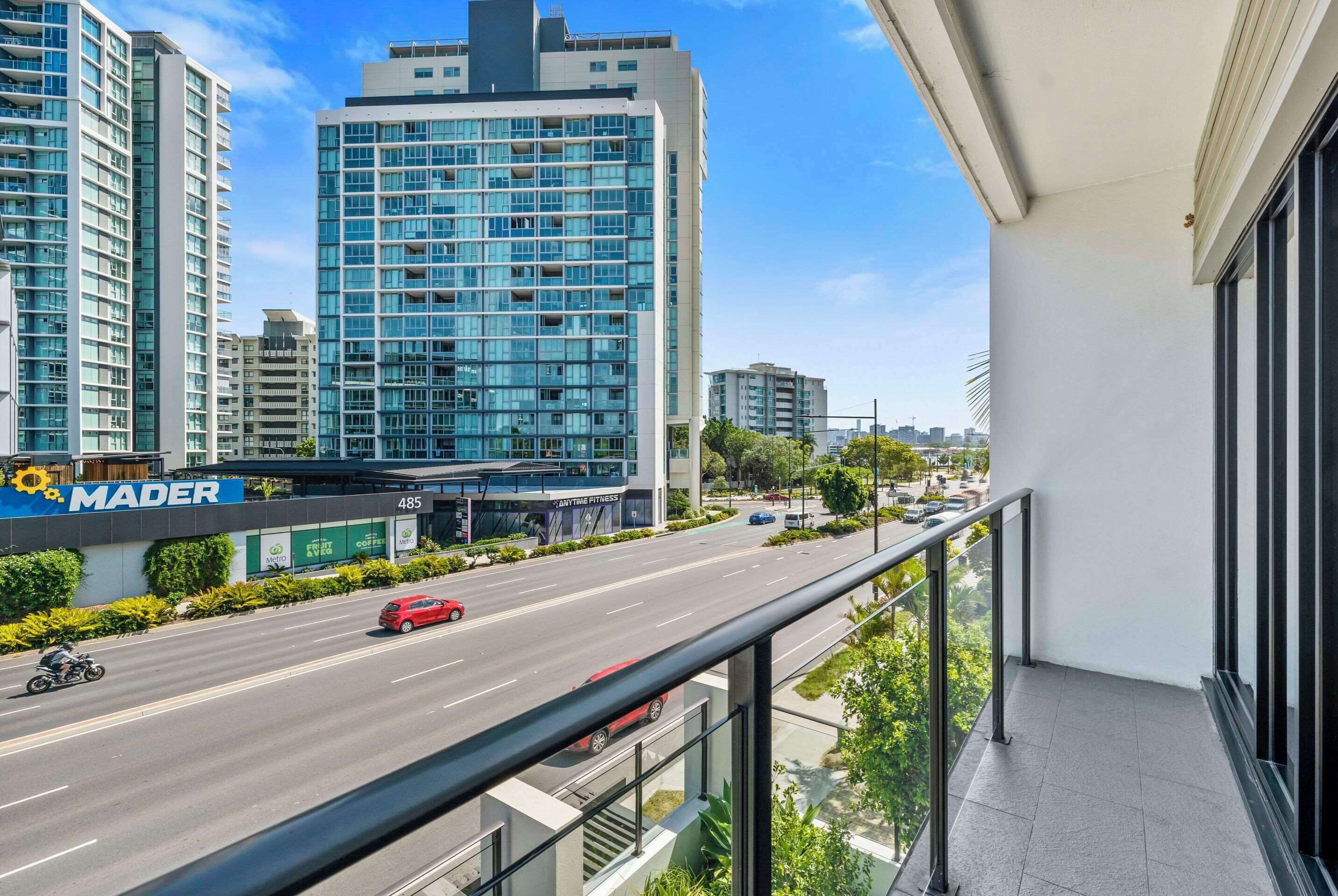 executive suite, 1 king bed, non smoking | in-room safe, desk, blackout curtains, soundproofing