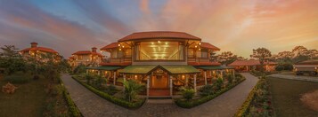 Fachada da propriedade à noite