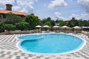 Outdoor pool - Green Park Chitwan (Sauraha)
