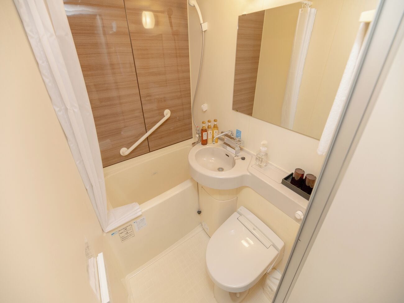 combined shower/bathtub, free toiletries, hair dryer, bathrobes