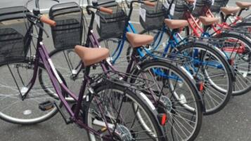 Una fila de bicicletas estacionadas en una calle.