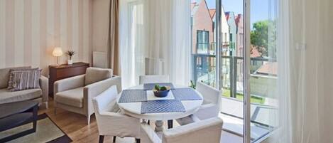 Apartamento, 1 quarto, sacada (4 people) | Sala de estar | TV LCD