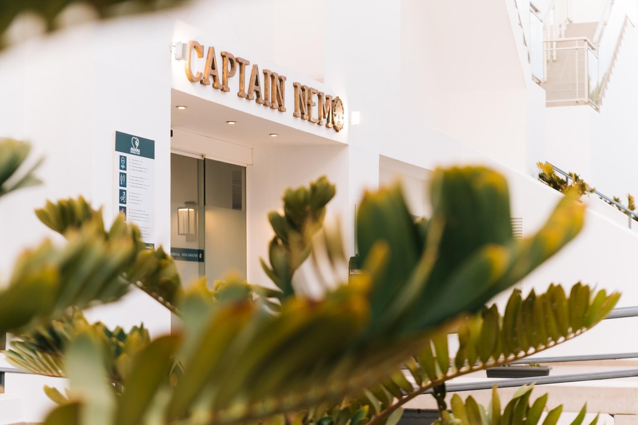 En hotellentrédörr med en skylt som visar texten ”CAPTAIN NEMO”.