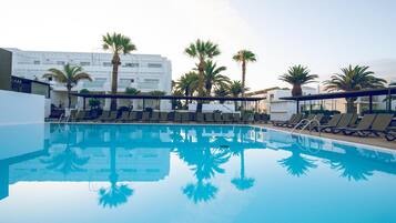 3 utendørsbassenger og solsenger