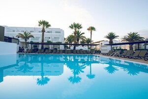 3 piscinas al aire libre, sillones reclinables de piscina