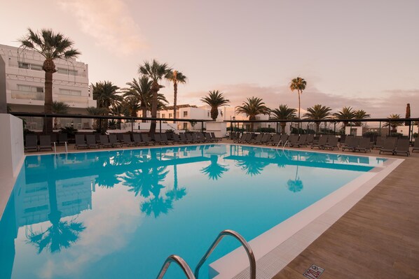 3 albercas al aire libre y camastros 