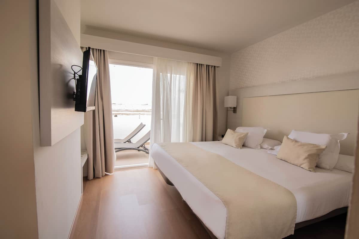 Junior Suite Select | 1 slaapkamer, een minibar, een kluis op de kamer, een bureau