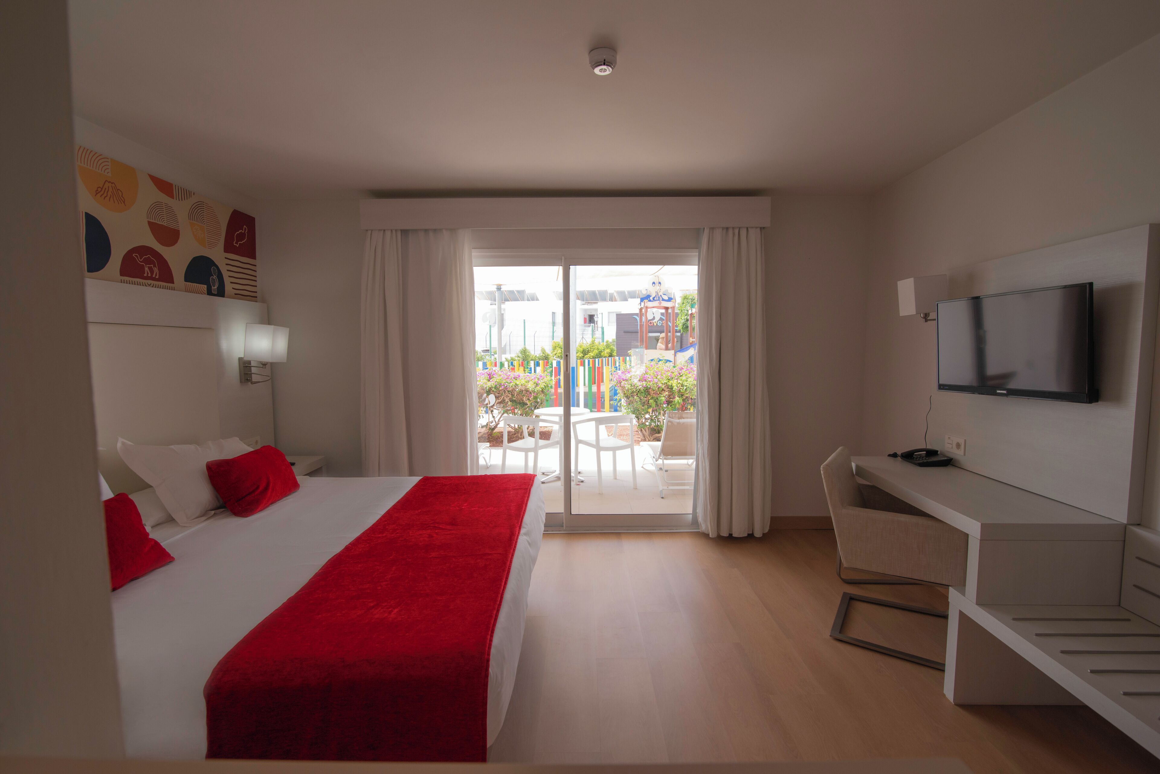 Suite familiar, 2 habitaciones, terraza | Minibar, caja fuerte, escritorio y cortinas opacas