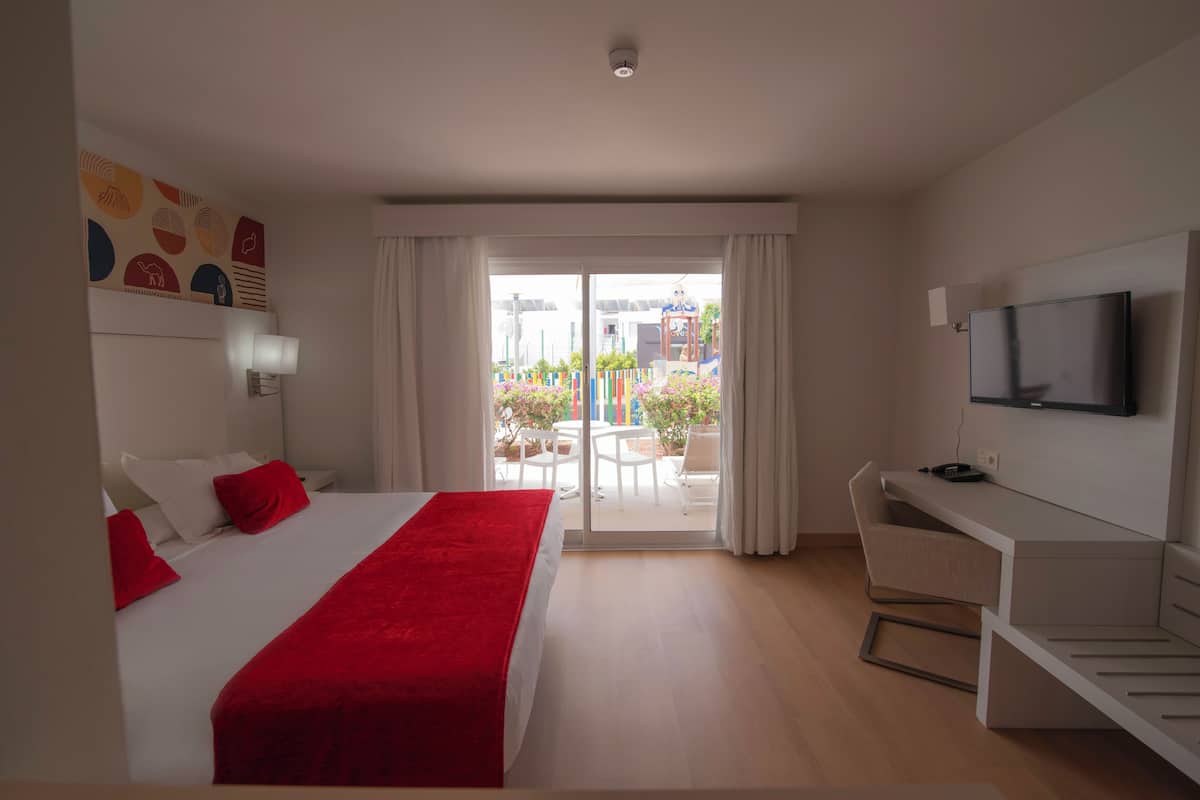 Suite familiar, 2 habitaciones, Terraza | Minibar, caja de seguridad en la habitación y escritorio