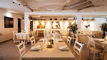 3 restaurants, serveren ontbijt, lunch, diner, Mediterrane gerechten