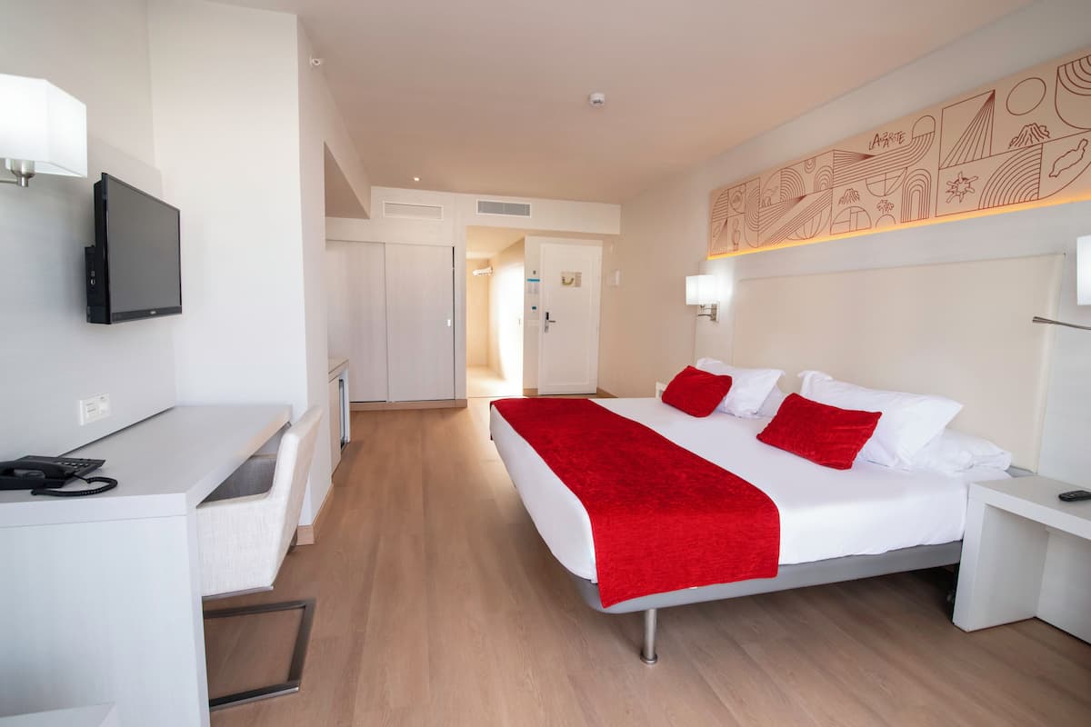 Eenvoudige tweepersoonskamer, balkon | 1 slaapkamer, een minibar, een kluis op de kamer, een bureau