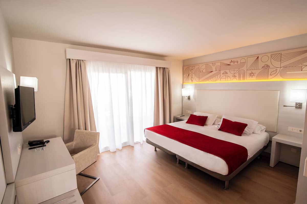 Junior suite, 1 kingsize bed met slaapbank, terras | 1 slaapkamer, een minibar, een kluis op de kamer, een bureau