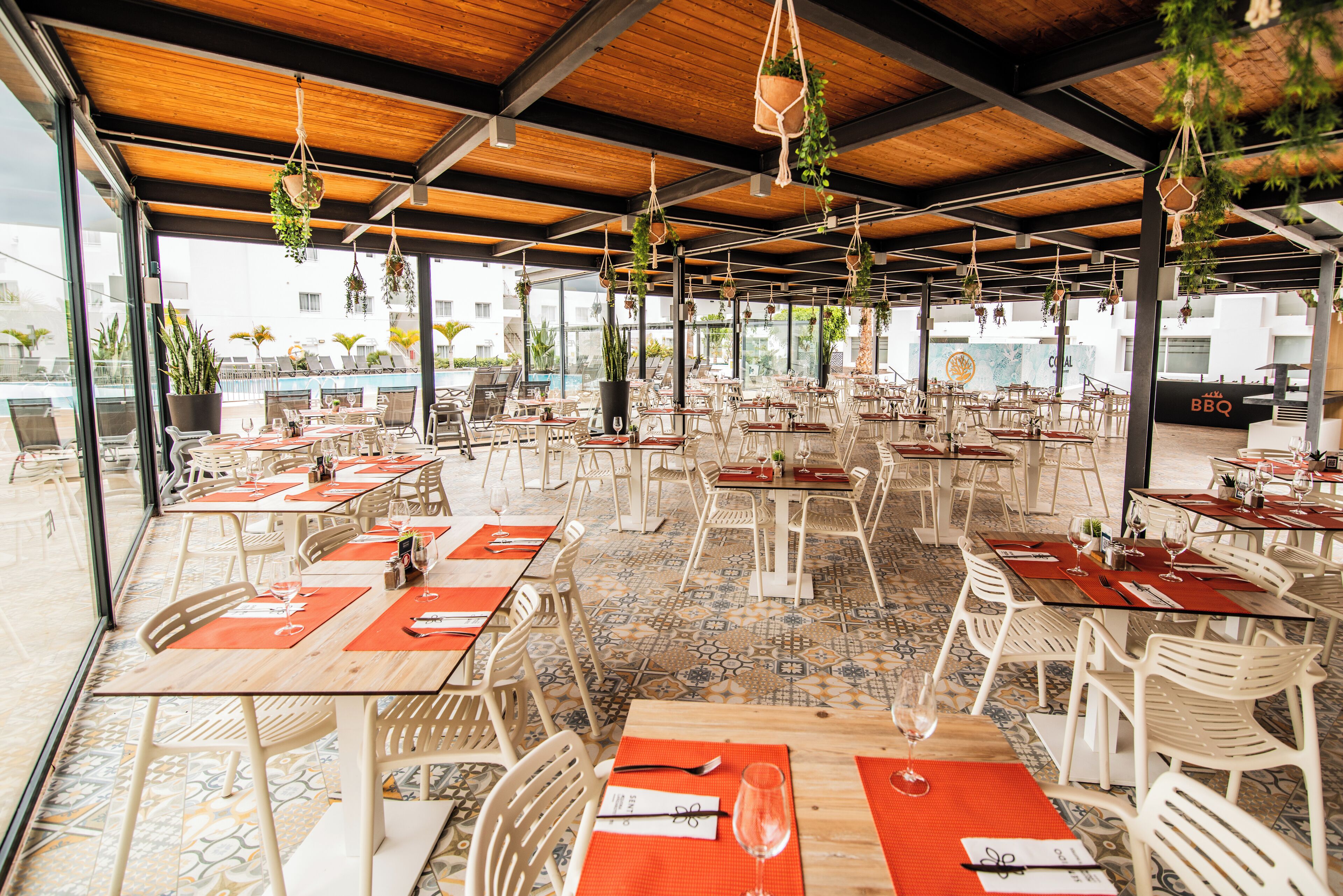 3 restaurantes, se sirven desayunos, comidas y cocina mediterránea