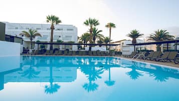 3 outdoor pools, sun loungers