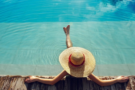3 outdoor pools, pool loungers