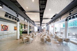 2 Bars/Lounges, 2 Poolbars