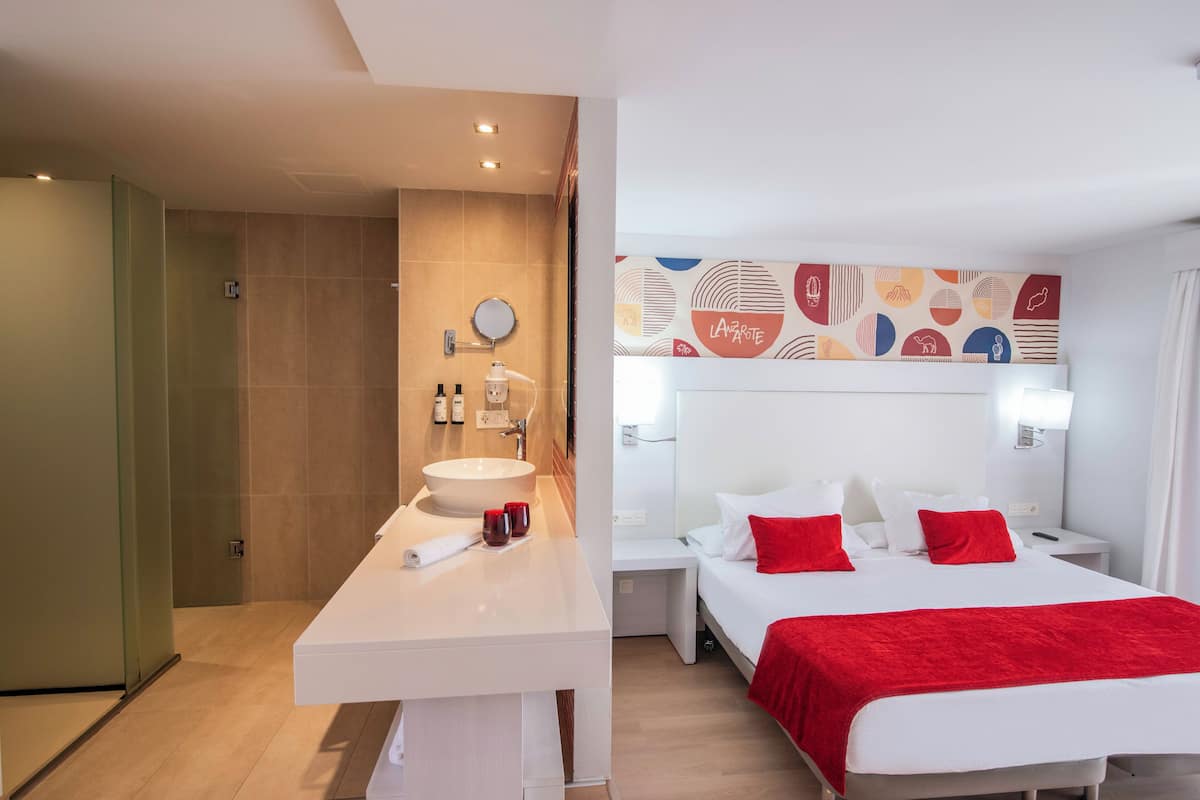 Familie suite, 2 slaapkamers, terras | 1 slaapkamer, een minibar, een kluis op de kamer, een bureau