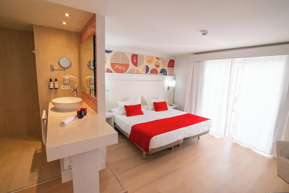 Family Junior Suite | Minibar, caja de seguridad en la habitación y escritorio