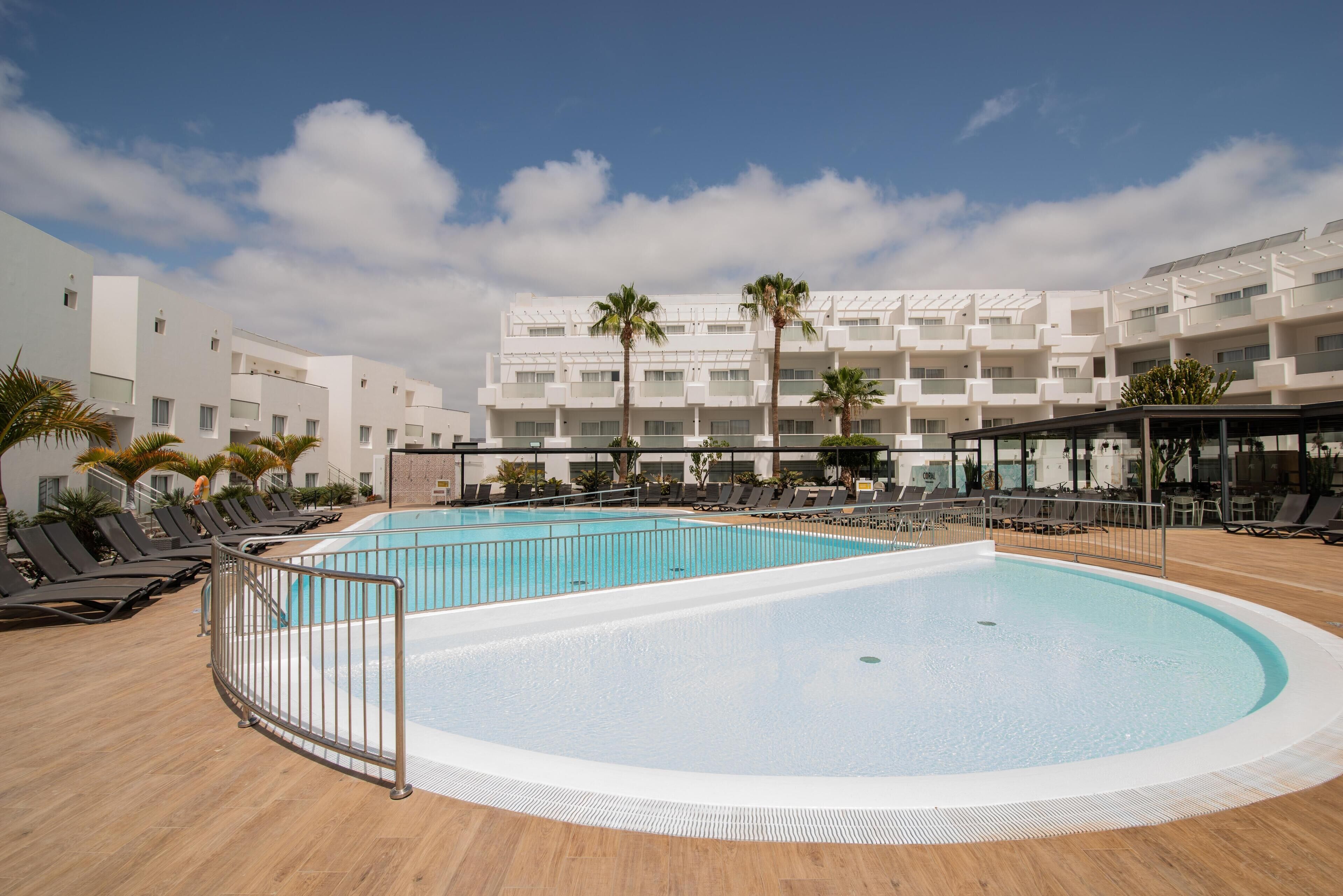 3 outdoor pools, pool loungers