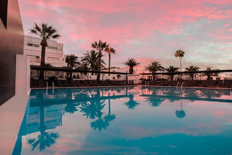 3 outdoor pools, sun loungers