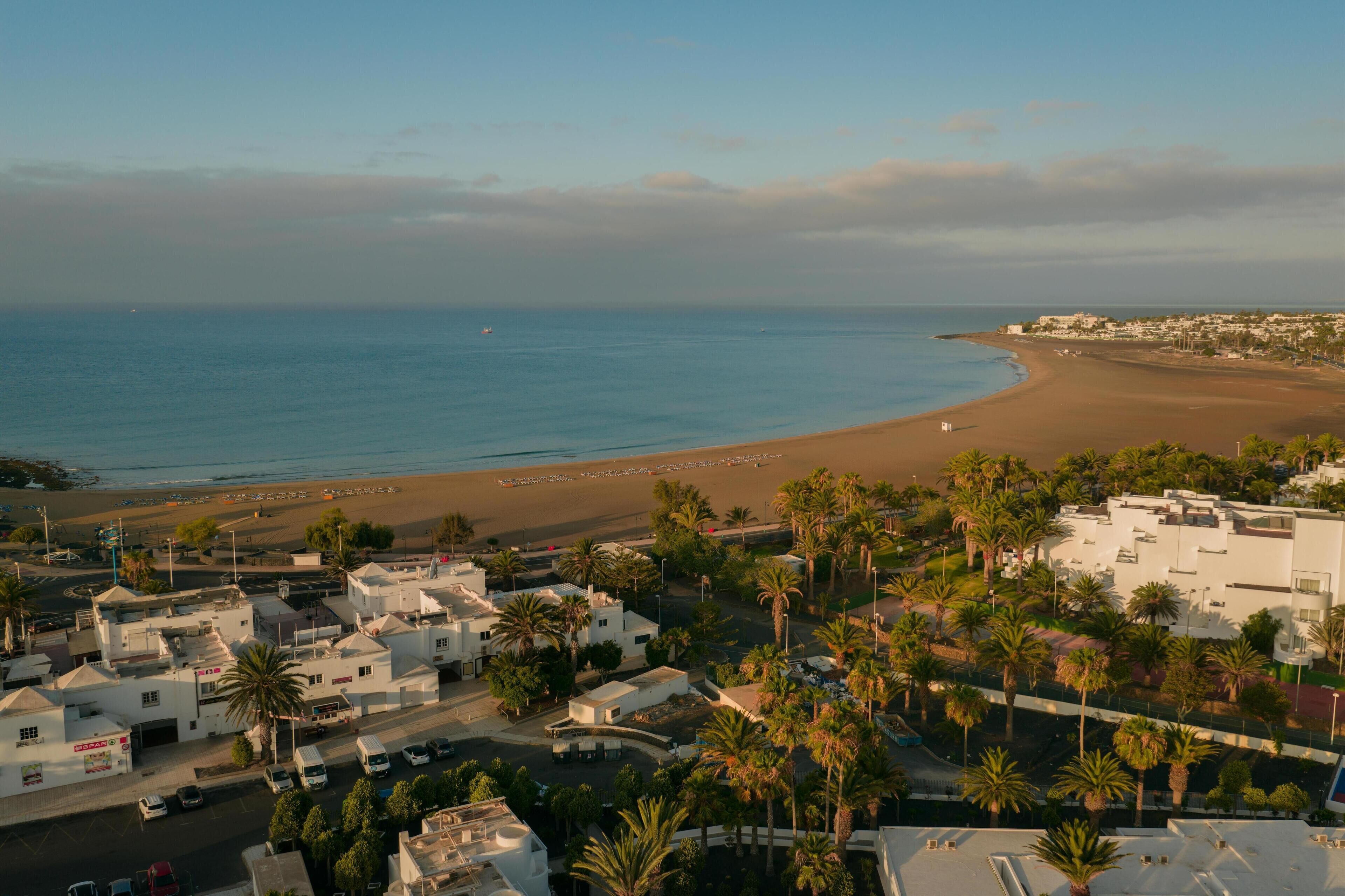 beach nearby, white sand, sun-loungers, beach umbrellas
