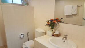 Shower, free toiletries, hair dryer, towels - Family Resort Khao Yai (Pet-friendly hotel) (Pak Chong)