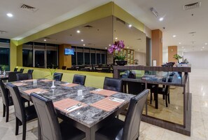 Se sirven desayunos, almuerzos y cenas; cocina indonesia