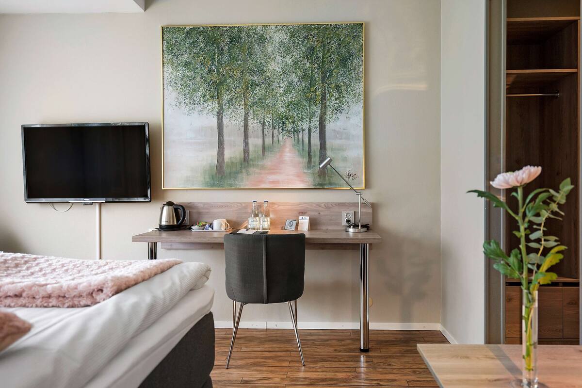 standard room, 1 king bed, non smoking | individually decorated, desk, iron/ironing board, free cots/infant beds