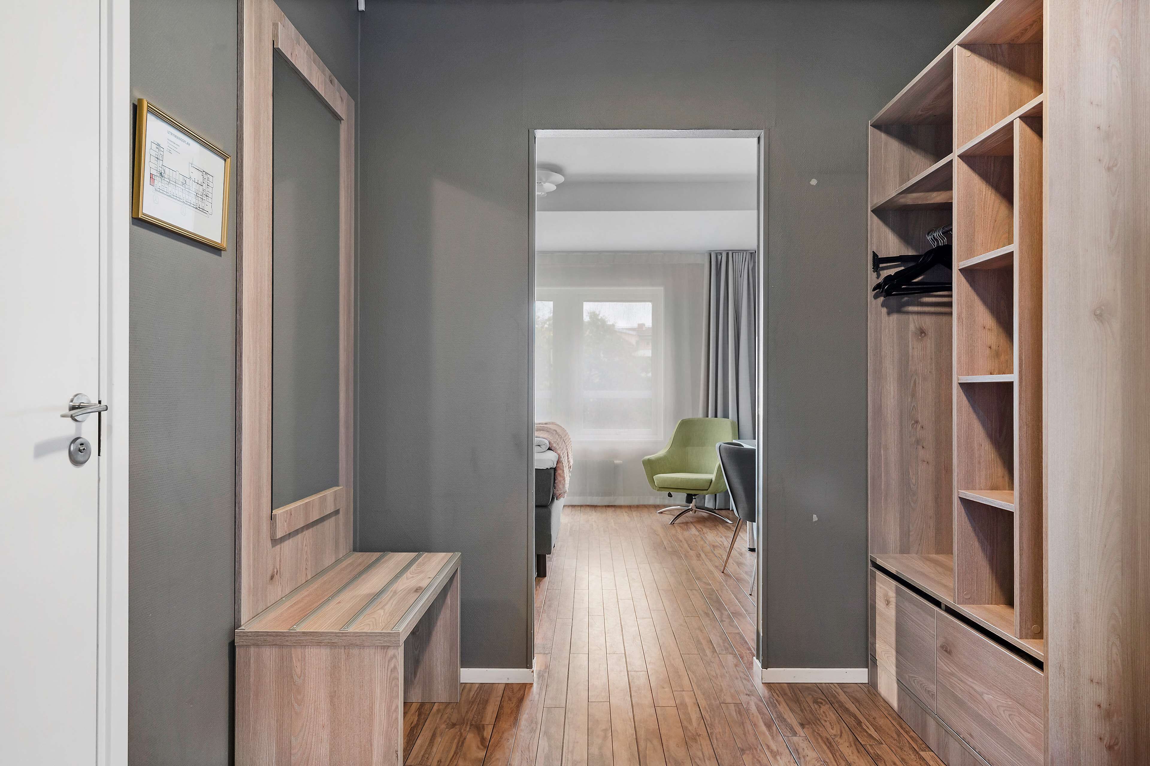 standard room, 1 king bed, non smoking | individually decorated, desk, iron/ironing board, free cots/infant beds