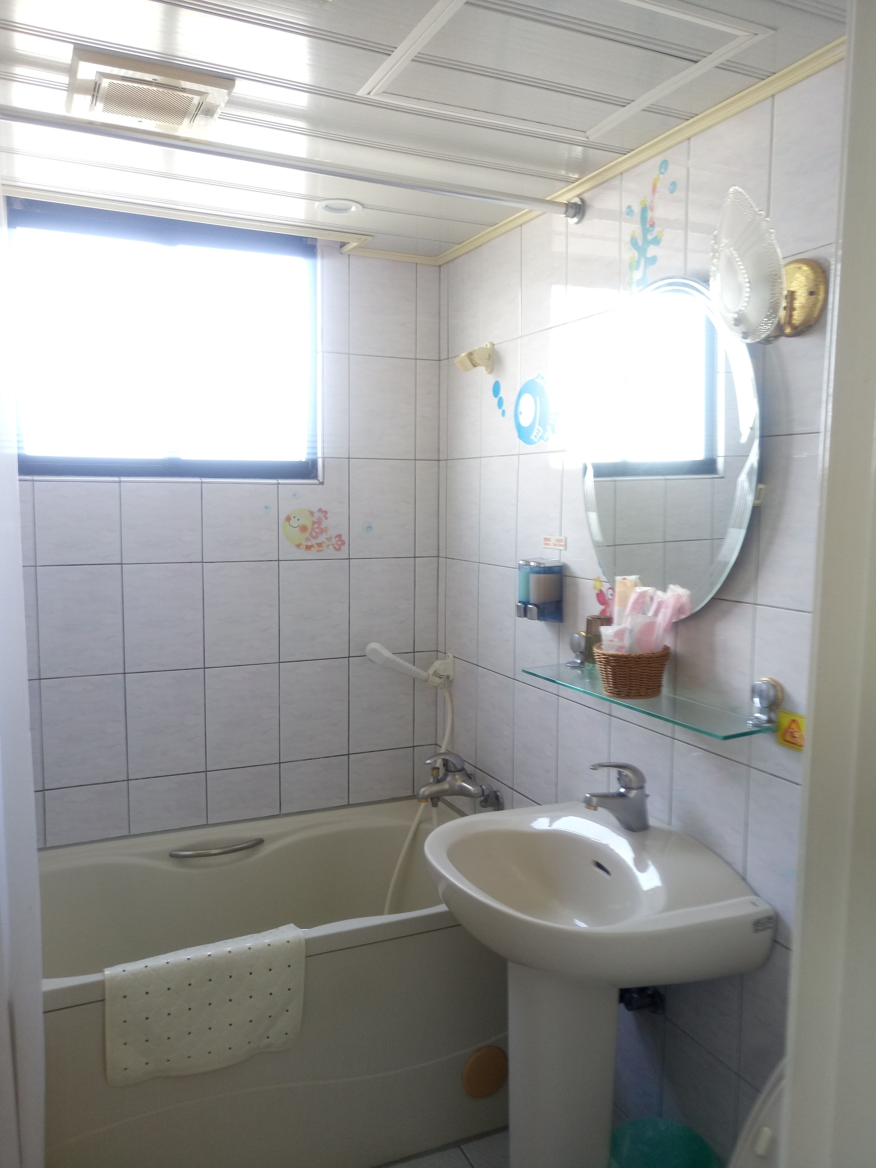 combined shower/bathtub, free toiletries, hair dryer, slippers