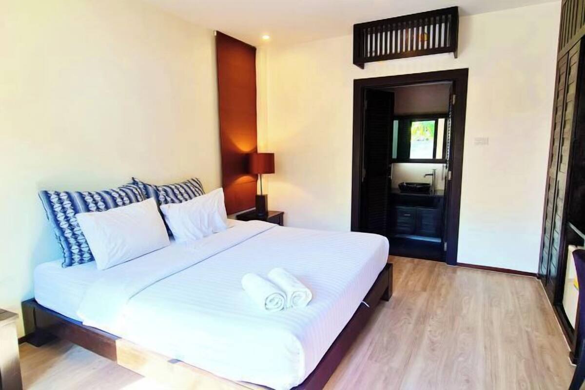 Minibar, desk, rollaway beds, free WiFi