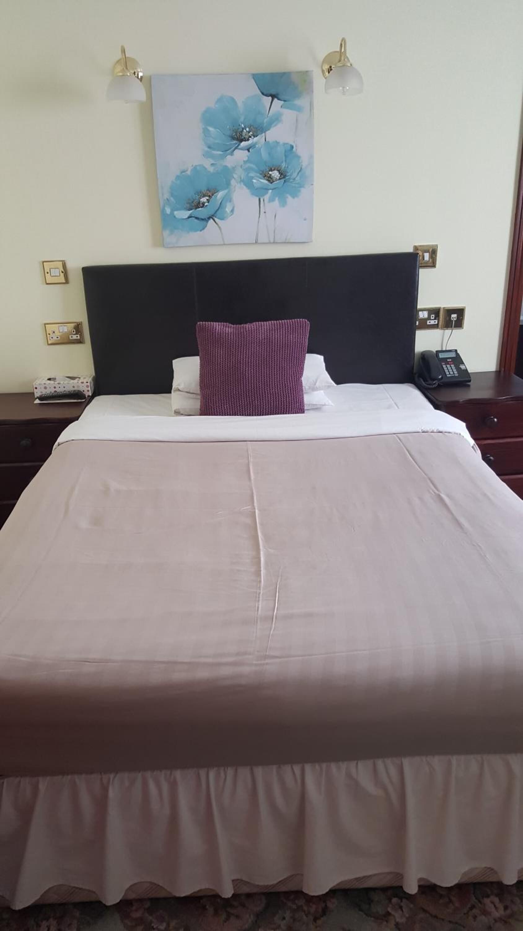 desk, iron/ironing board, free wifi