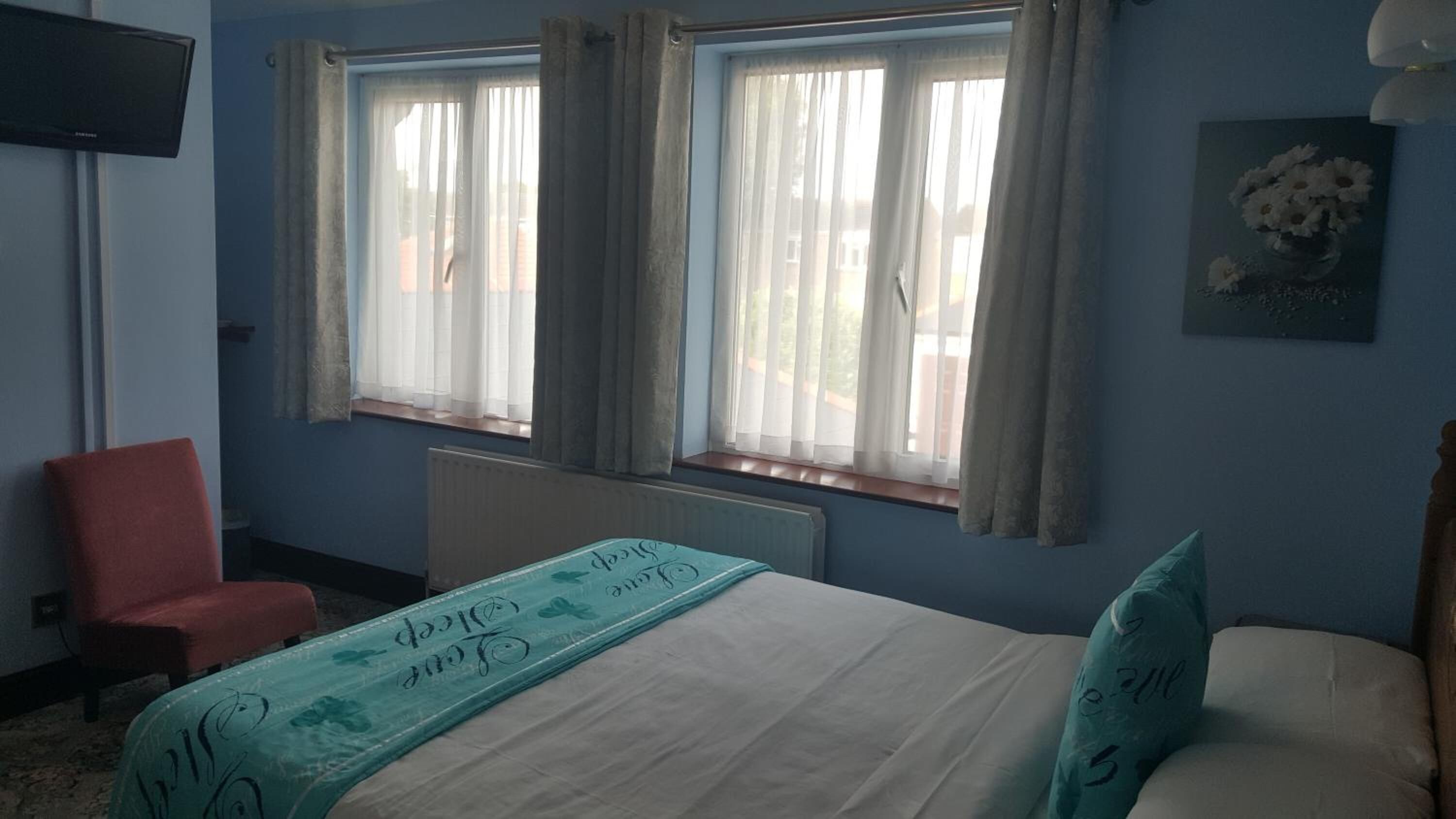 desk, iron/ironing board, free wifi