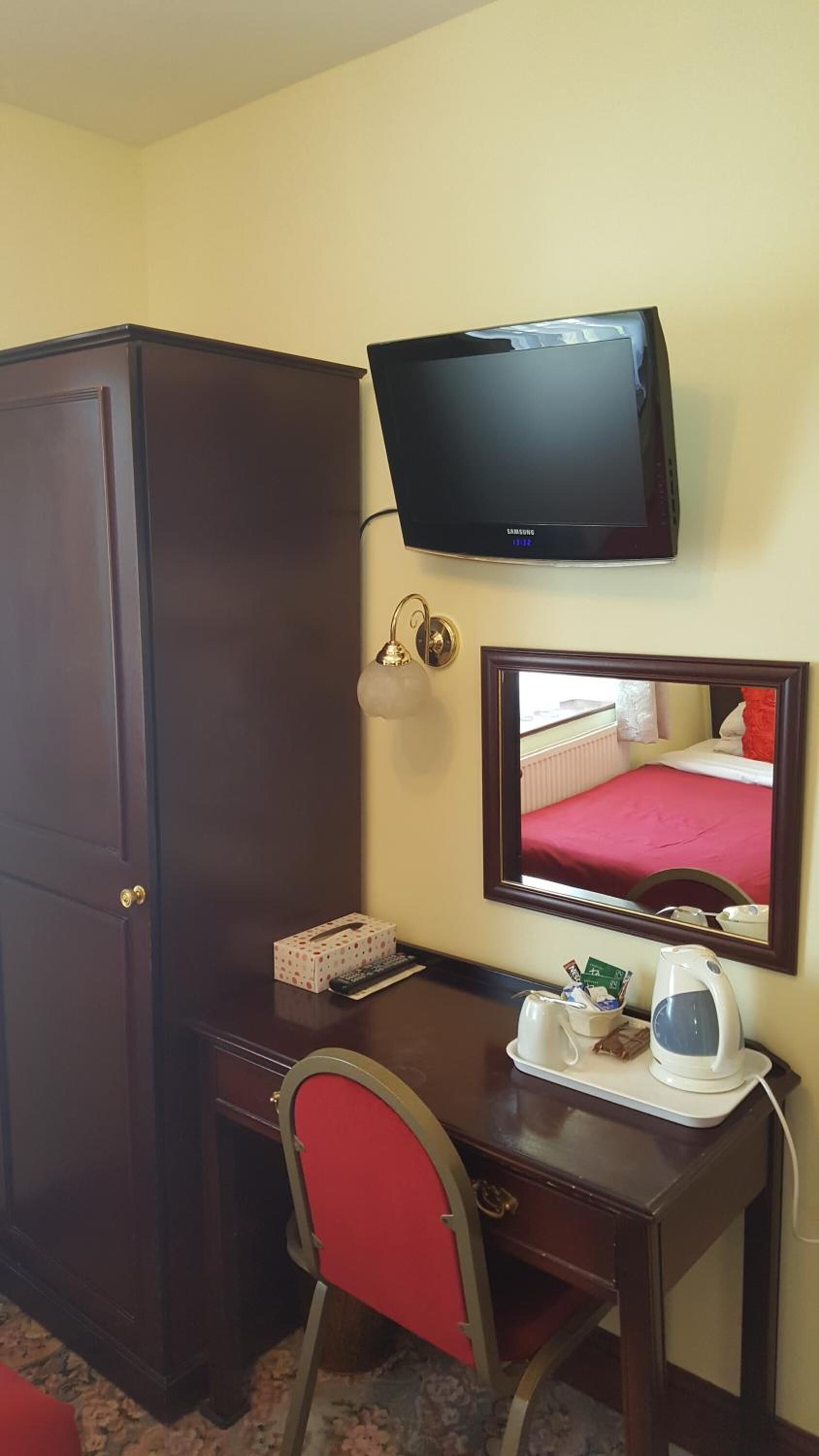 desk, iron/ironing board, free wifi