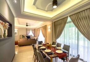 Mahligai Villa, 4-Bedroom (1 King & 6 Single Beds) | Cadar kapas Mesir, peralatan tempat tidur hipoalergenik 