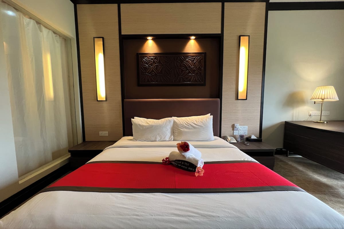 Chambre simple Club | Draps en coton égyptien, literie hypoallergénique, couette en duvet