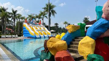 3 outdoor pools, pool umbrellas, pool loungers