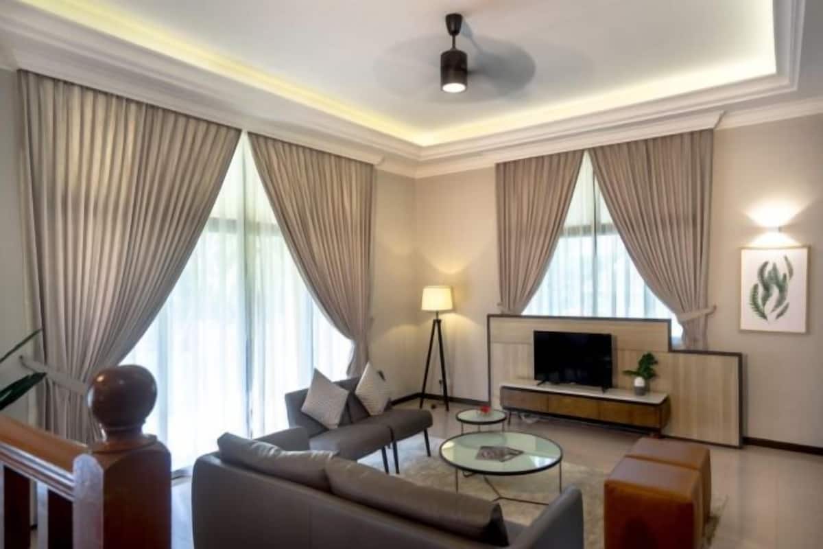 Living area | 12-inch LCD TV with satellite channels, TV