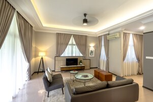 12 inci televisyen LCD dengan satelit, TV 