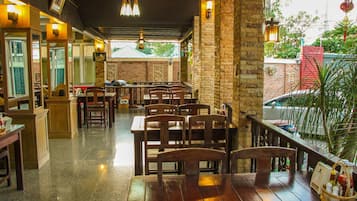 Se ofrece un desayuno a la carta (150 THB por persona)