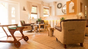 Een gezellige woonkamer met een houten bank, een klein tafeltje en een houten kar.