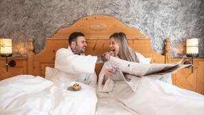 أغطية فراش متميزة وميني بار وخزنة داخل الغرفة ومكتب